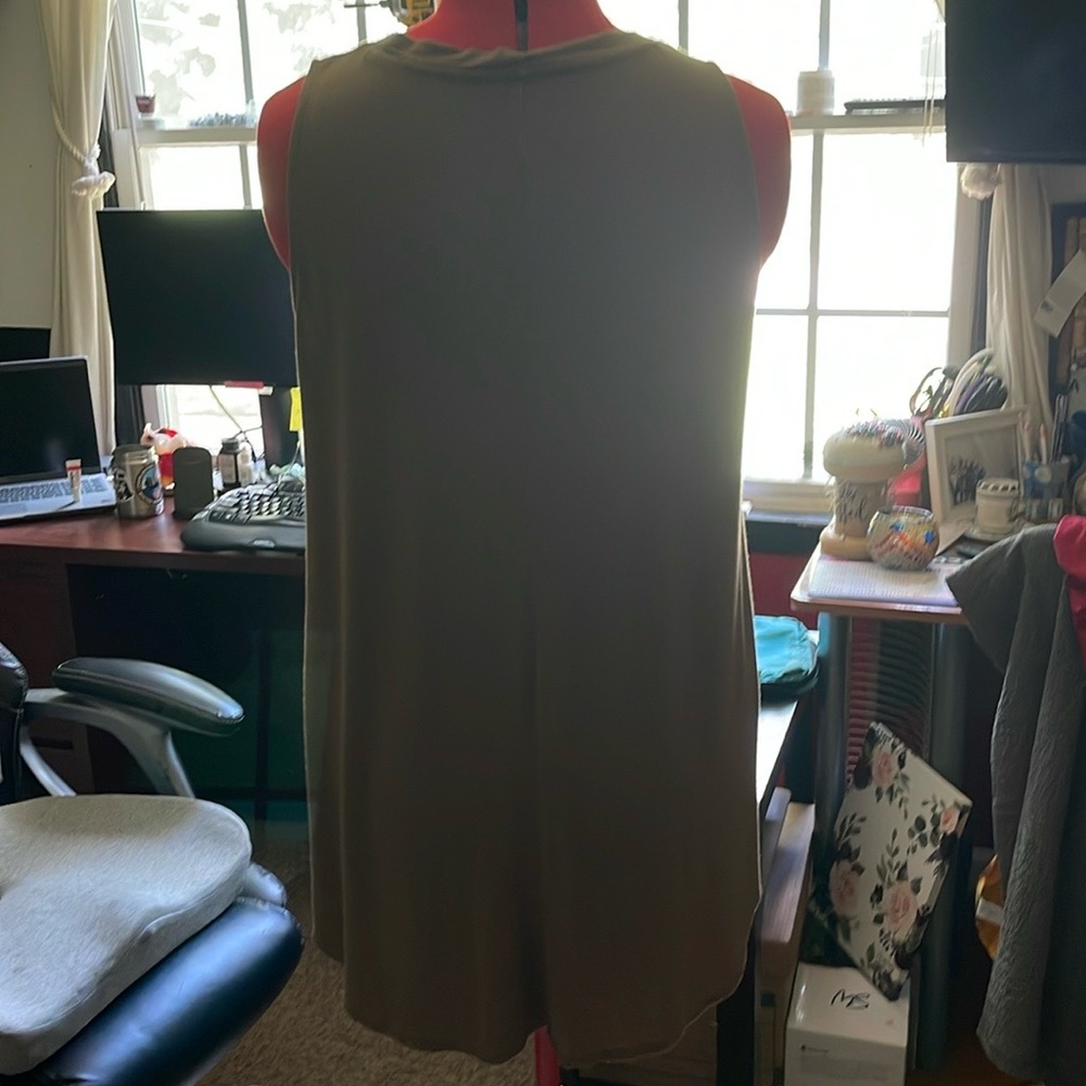 Women’s XL sleeveless t-shirt like top by Zenana. Army green color.